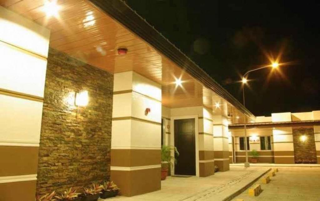 The Red Palm Suites And Restaurant Butuan City Экстерьер фото